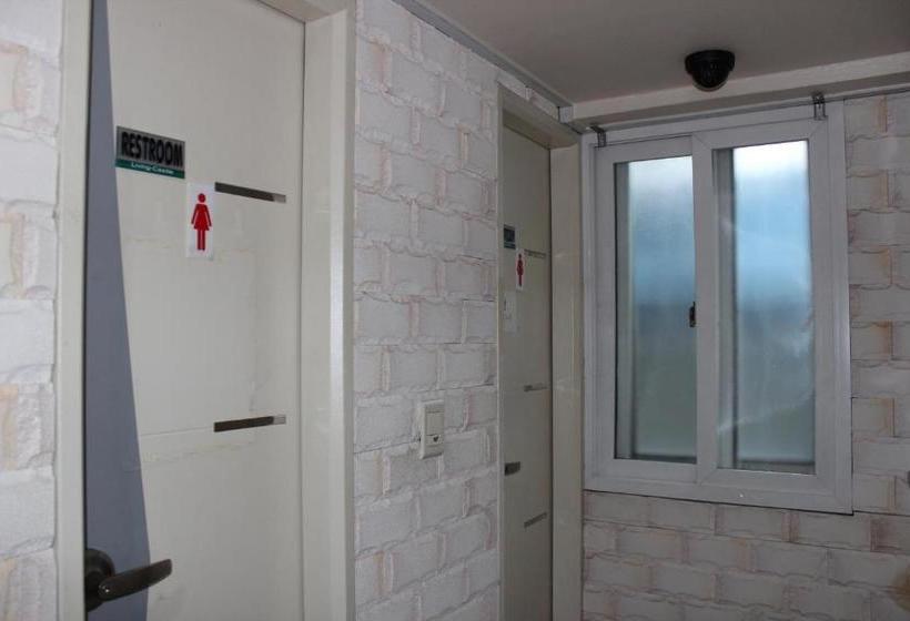 پانسیون Living Castle Single Room