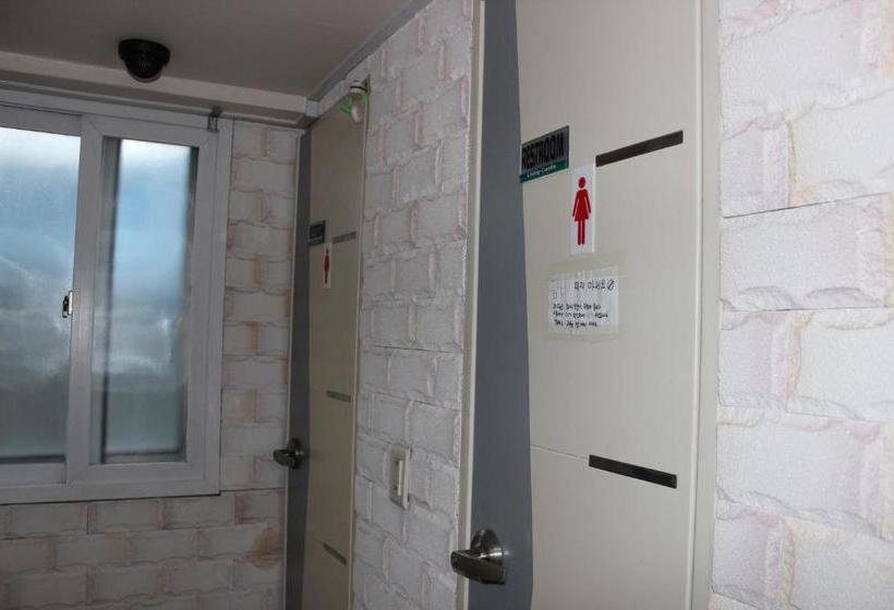 پانسیون Living Castle Single Room