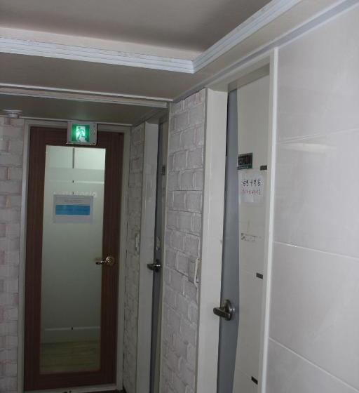 پانسیون Living Castle Single Room