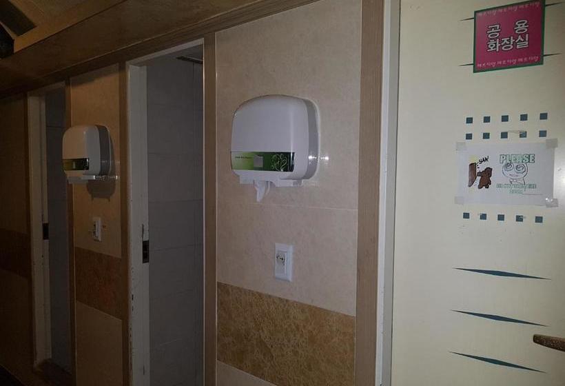 پانسیون Living Castle Single Room