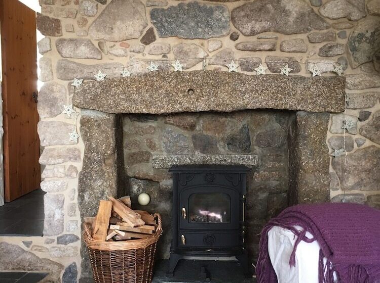 بنسيون Higher Trenear Farm B&b