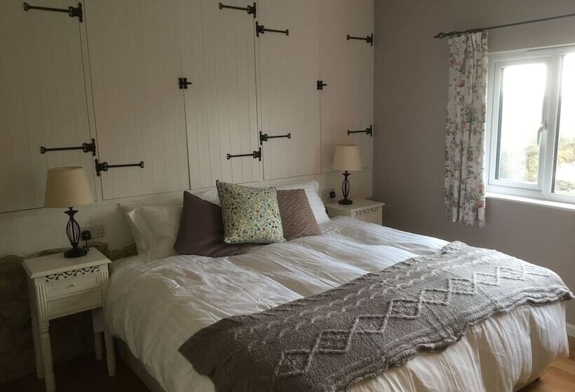 بنسيون Higher Trenear Farm B&b