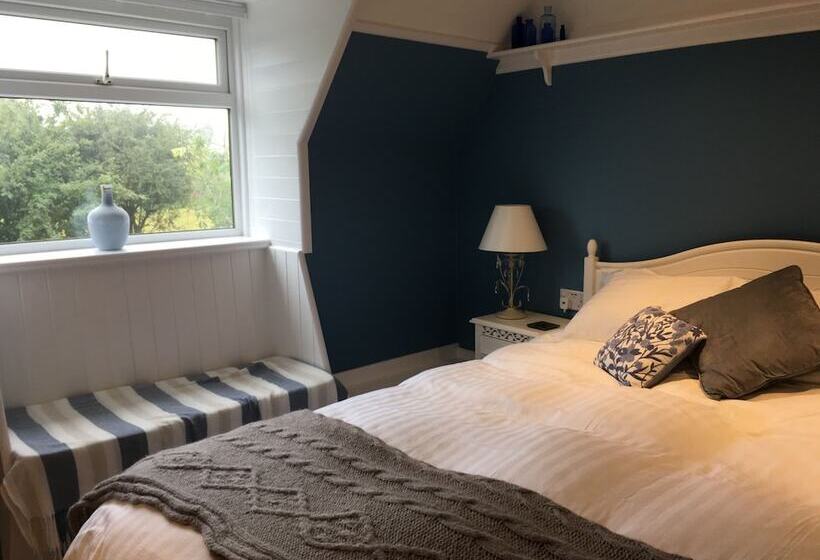 بنسيون Higher Trenear Farm B&b