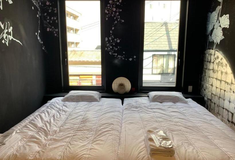 Отель Yolo  Museum