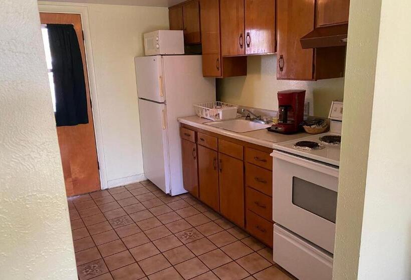 Desert Grove Resort Motel