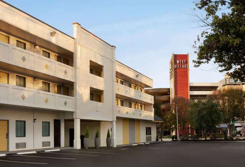 هتل Bo, A Days Inn By Wyndham Chattanooga Downtown