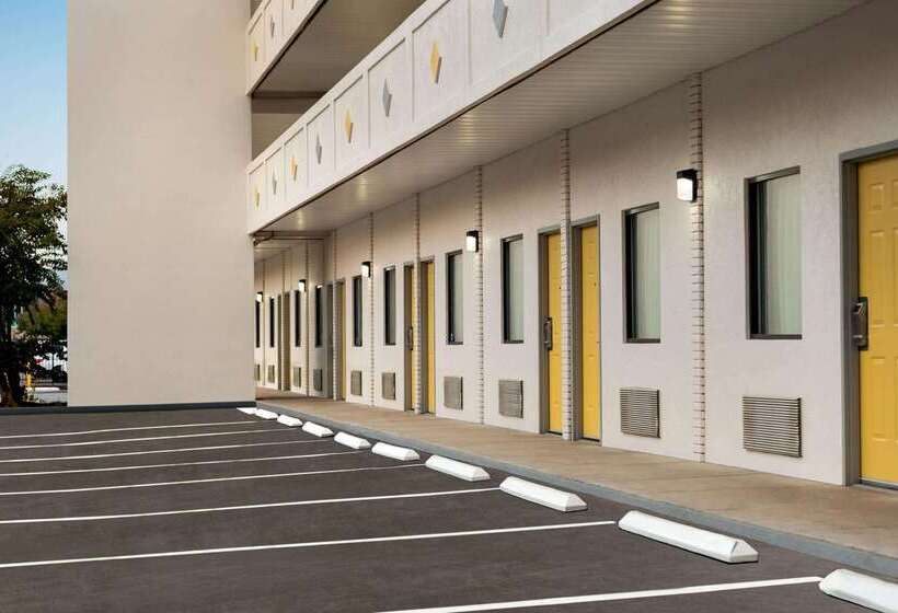 هتل Bo, A Days Inn By Wyndham Chattanooga Downtown