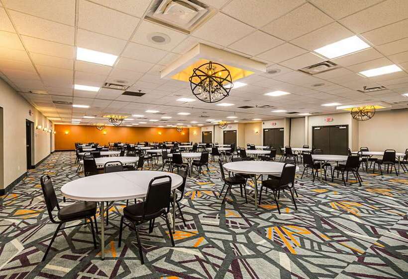 هتل Clarion Inn & Suites Near Downtown