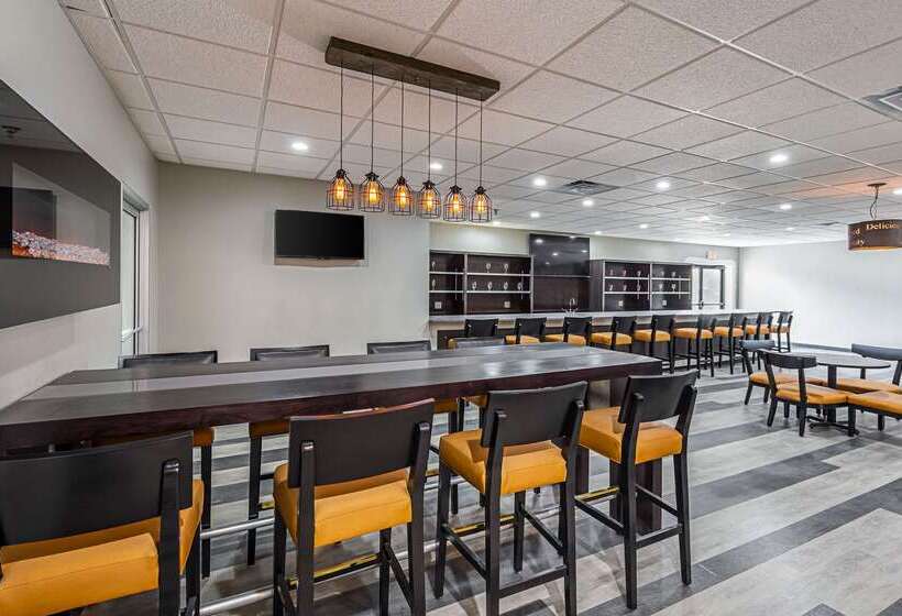 هتل Clarion Inn & Suites Near Downtown