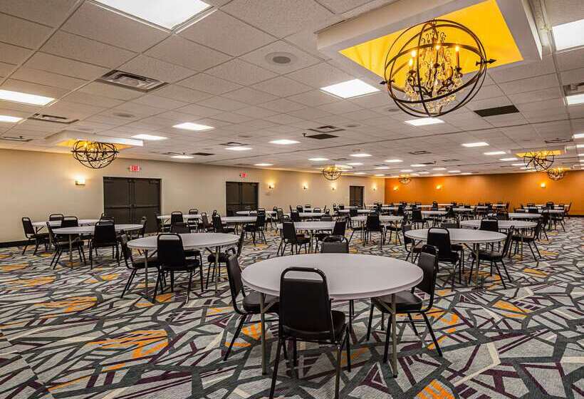 هتل Clarion Inn & Suites Near Downtown