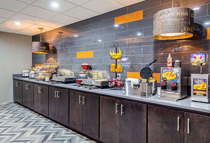 هتل Clarion Inn & Suites Near Downtown