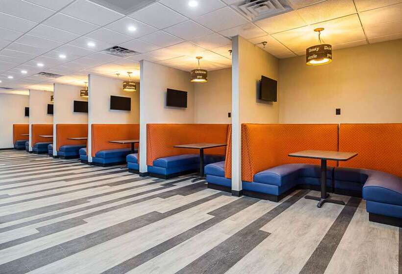 هتل Clarion Inn & Suites Near Downtown