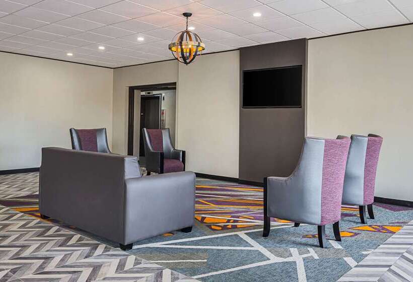 هتل Clarion Inn & Suites Near Downtown