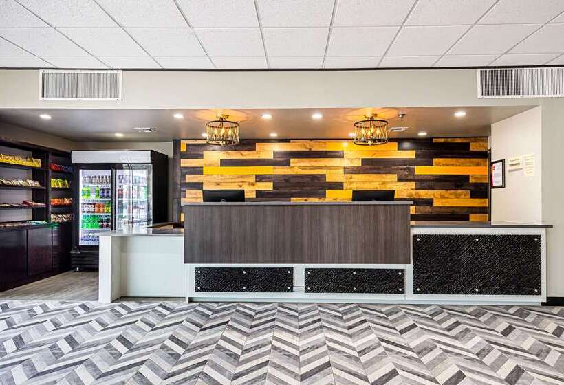 هتل Clarion Inn & Suites Near Downtown