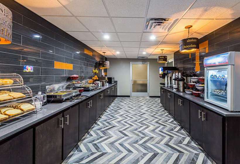 هتل Clarion Inn & Suites Near Downtown