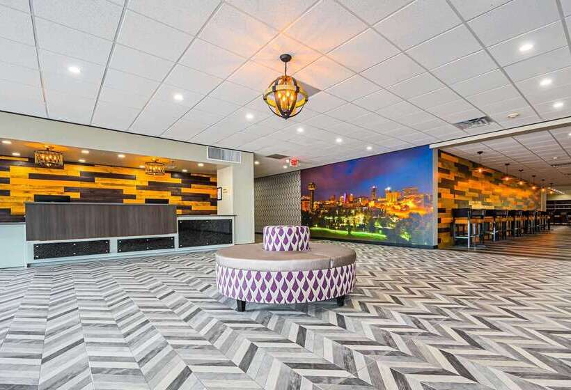 هتل Clarion Inn & Suites Near Downtown