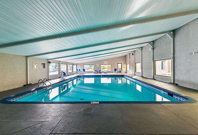 هتل Clarion Inn & Suites Near Downtown