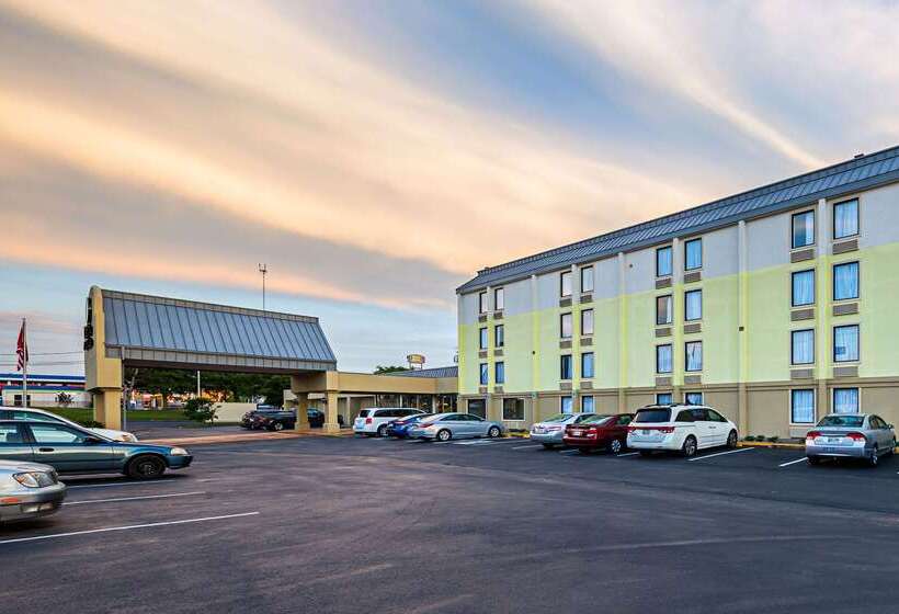 هتل Clarion Inn & Suites Near Downtown