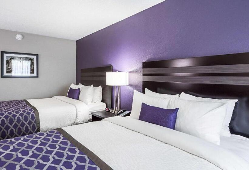 هتل Clarion Inn & Suites Near Downtown