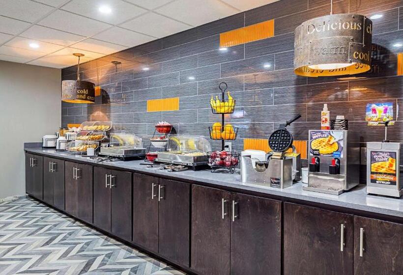 هتل Clarion Inn & Suites Near Downtown