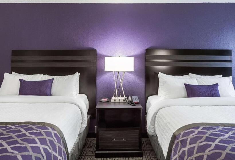 هتل Clarion Inn & Suites Near Downtown