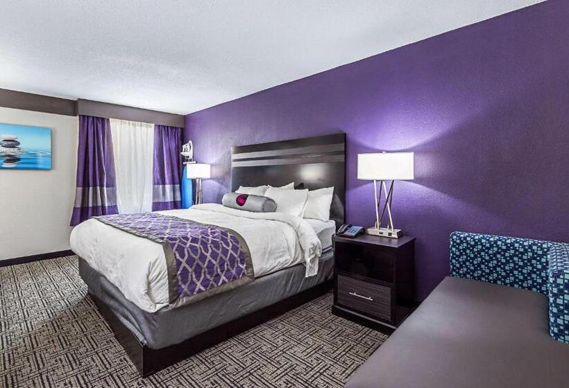 هتل Clarion Inn & Suites Near Downtown