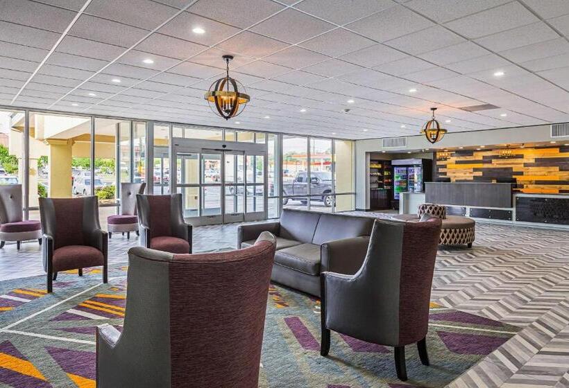 هتل Clarion Inn & Suites Near Downtown