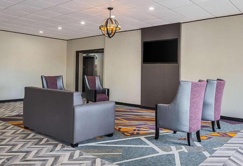 هتل Clarion Inn & Suites Near Downtown