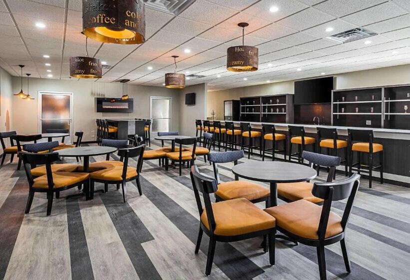 هتل Clarion Inn & Suites Near Downtown