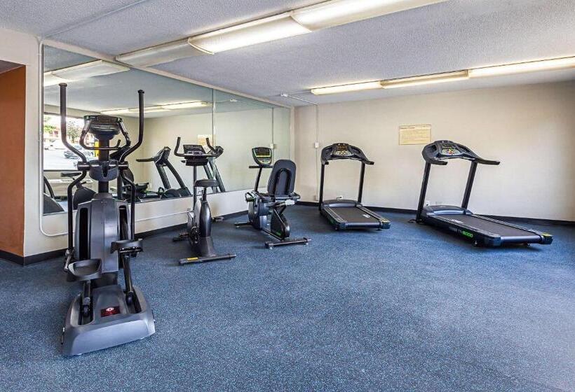 هتل Clarion Inn & Suites Near Downtown