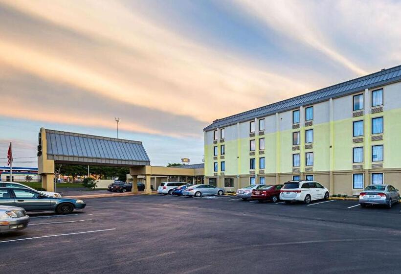 هتل Clarion Inn & Suites Near Downtown