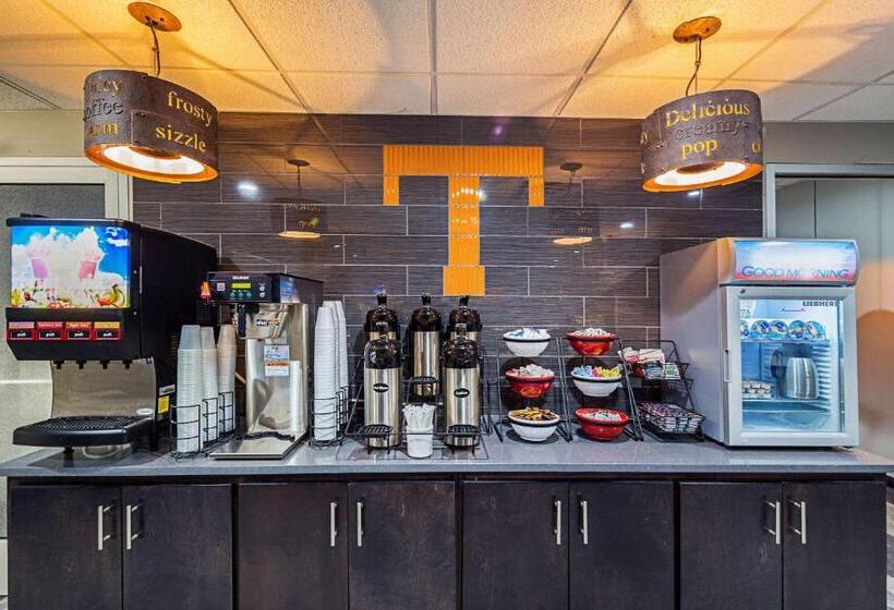 هتل Clarion Inn & Suites Near Downtown