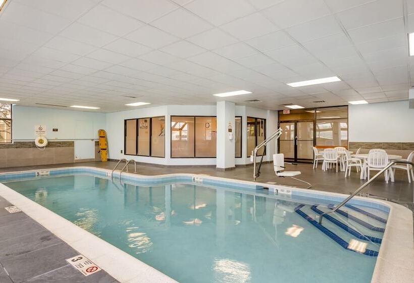 فندق Comfort Inn & Suites Watertown  1000 Islands