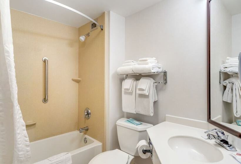 فندق Comfort Inn & Suites Watertown  1000 Islands