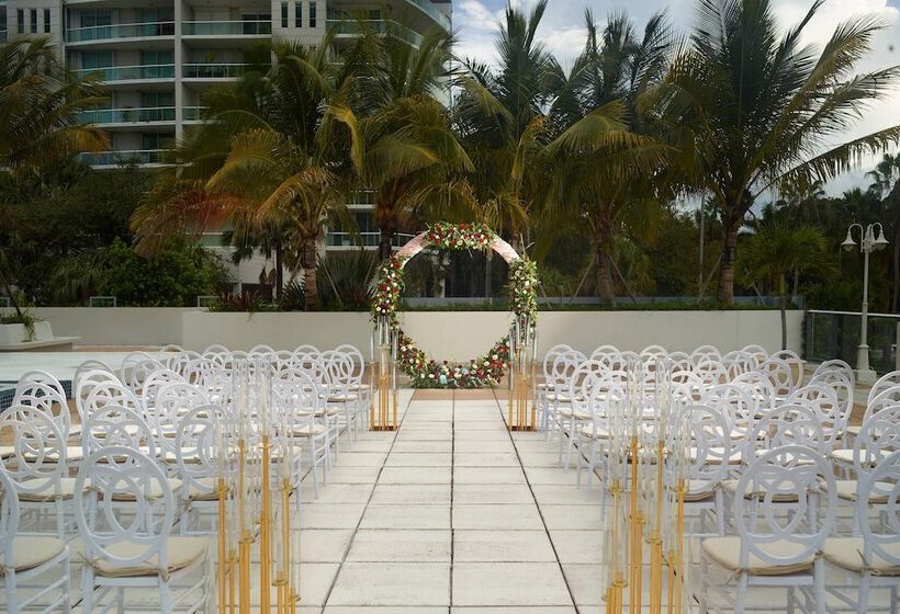 فندق Courtyard Miami Coconut Grove