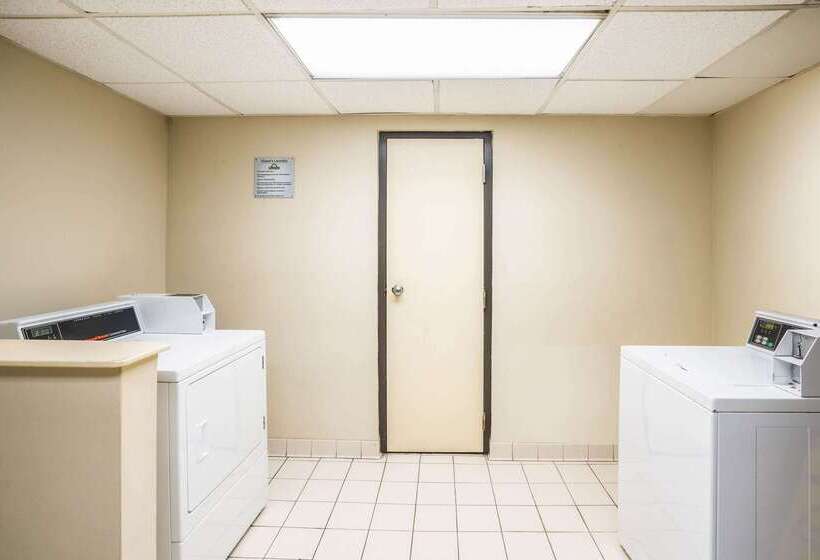 فندق Days Inn By Wyndham Clarksville North Exit 4