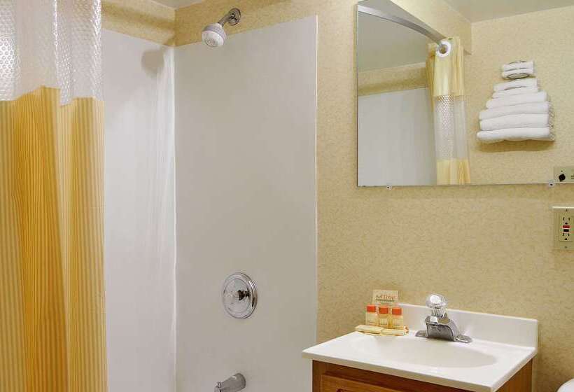 هتل Days Inn By Wyndham Cleveland Lakewood