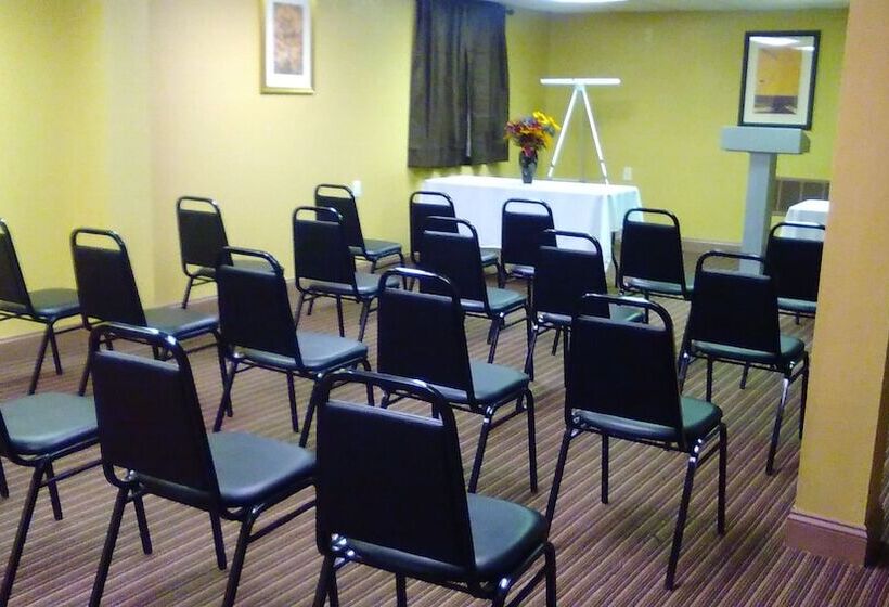 Отель Days Inn By Wyndham Cleveland Lakewood