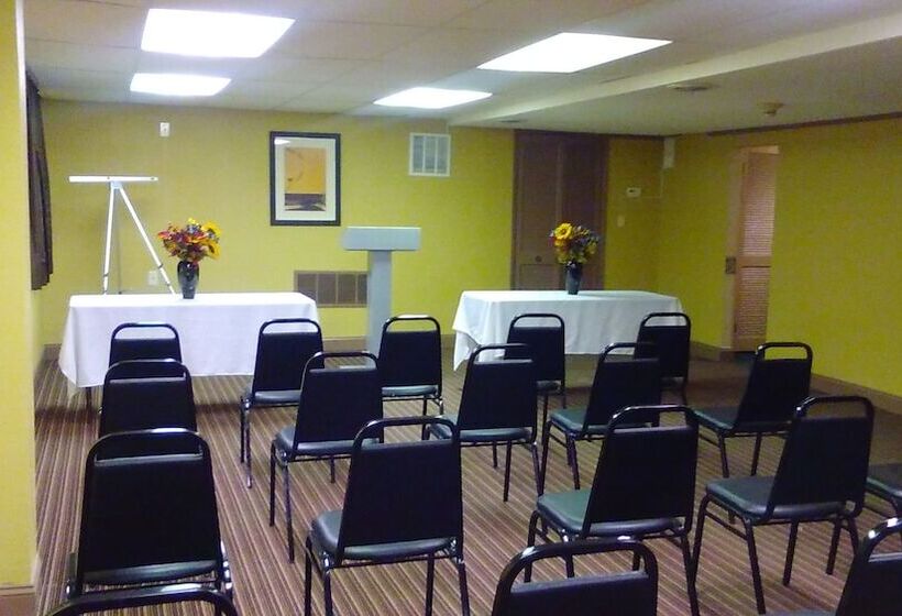 Отель Days Inn By Wyndham Cleveland Lakewood