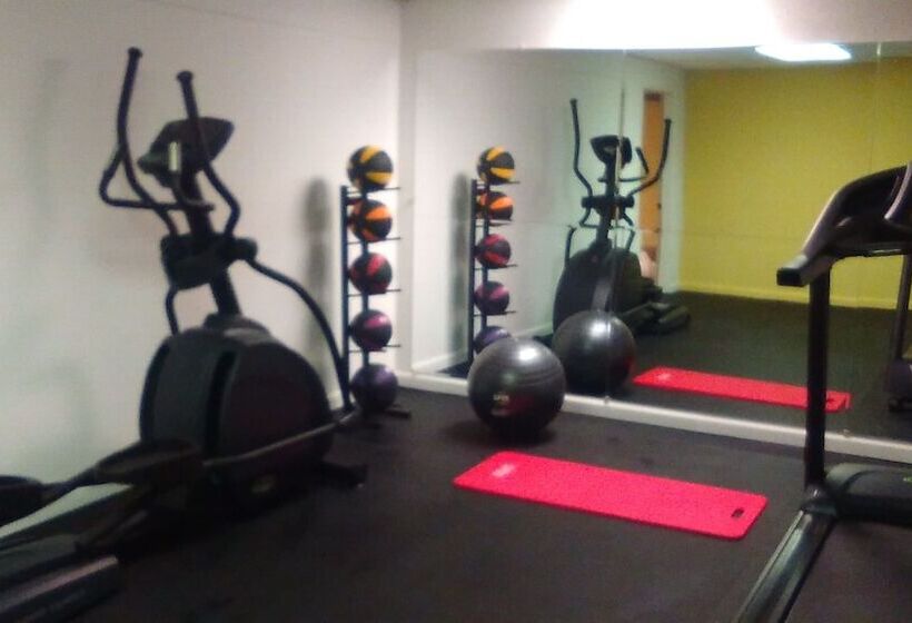 هتل Days Inn By Wyndham Cleveland Lakewood