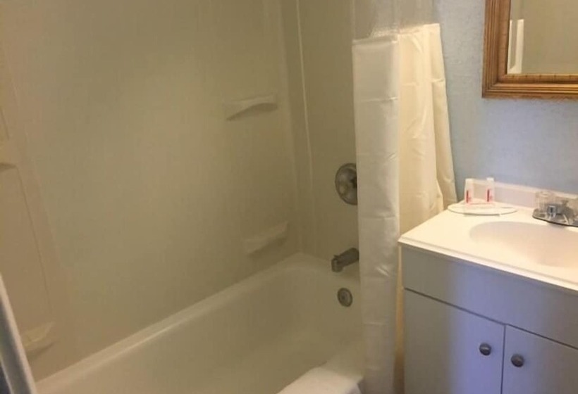 Отель Days Inn By Wyndham Cleveland Lakewood