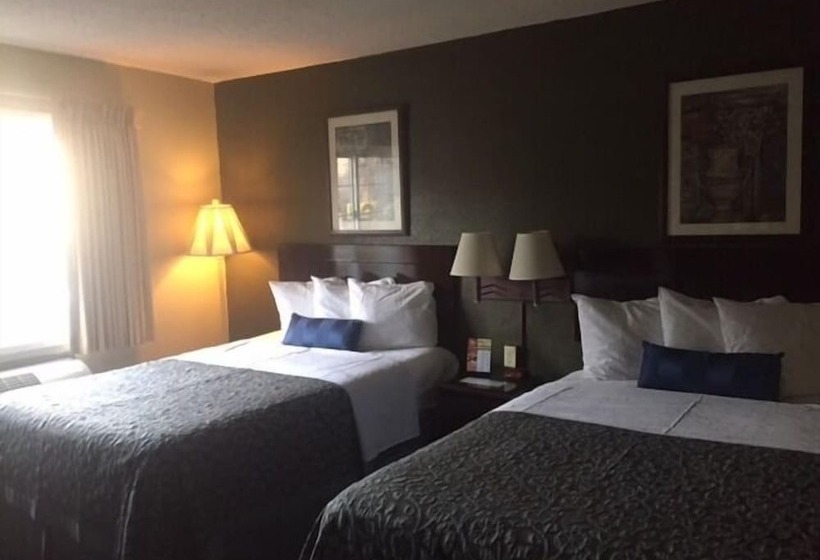 هتل Days Inn By Wyndham Cleveland Lakewood