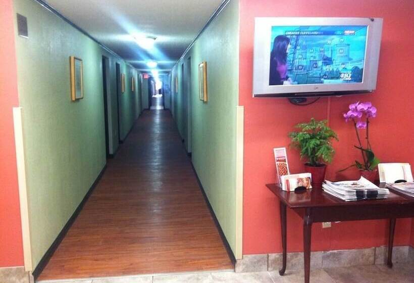 Отель Days Inn By Wyndham Cleveland Lakewood