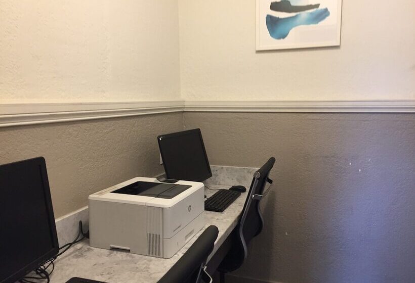 בית מלון כפרי Days Inn By Wyndham Miami Airport North