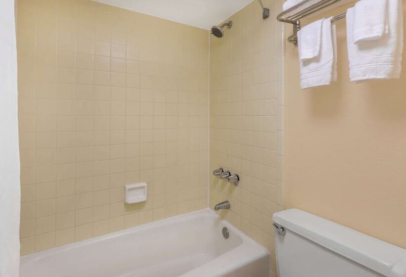 Отель Days Inn By Wyndham Mt Pleasantcharlestonpatriots Point