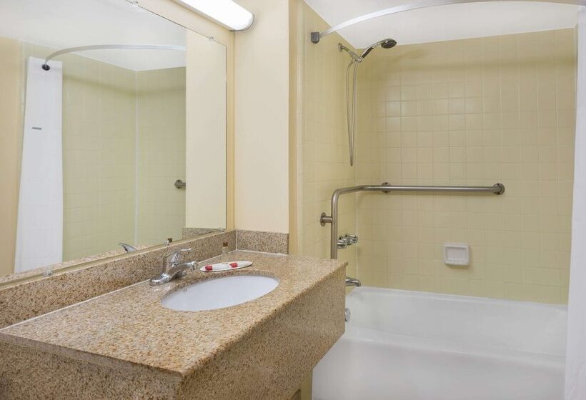 Отель Days Inn By Wyndham Mt Pleasantcharlestonpatriots Point