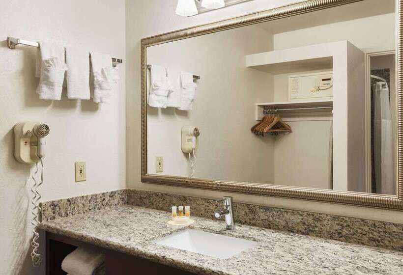 فندق Days Inn By Wyndham Oceanside