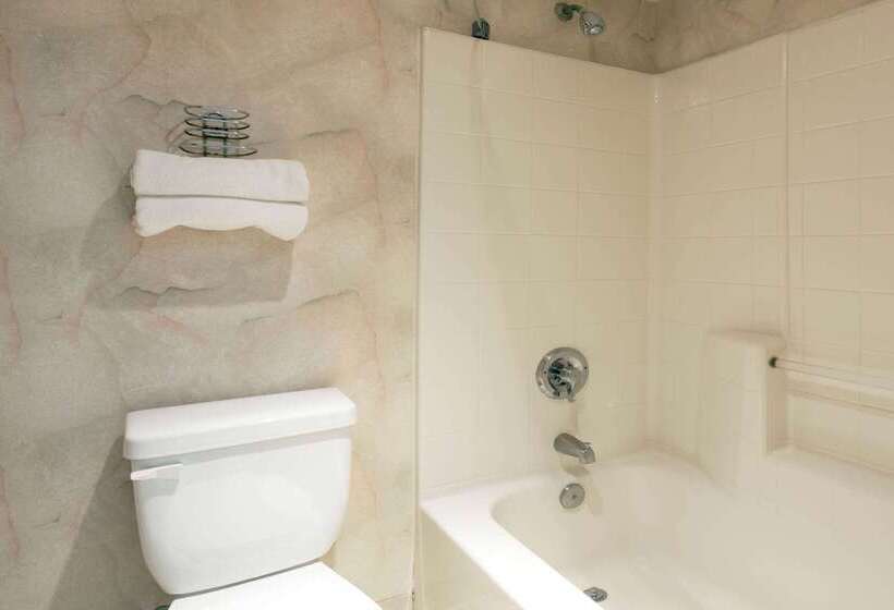 Отель Days Inn By Wyndham Seatac Airport