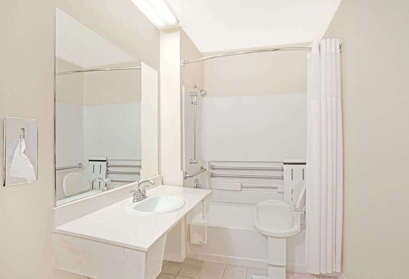 호텔 Days Inn By Wyndham Suites Fredericksburg