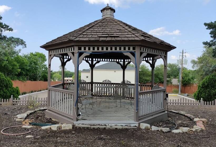 호텔 Days Inn By Wyndham Suites Fredericksburg